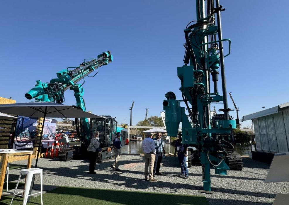 跨越山海，，，，，，，，重器远航！龙8头号玩家智能亮相南非最大矿业展会