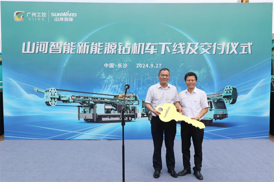 引领绿色科技新篇章！龙8头号玩家智能新能源钻机乐成交付