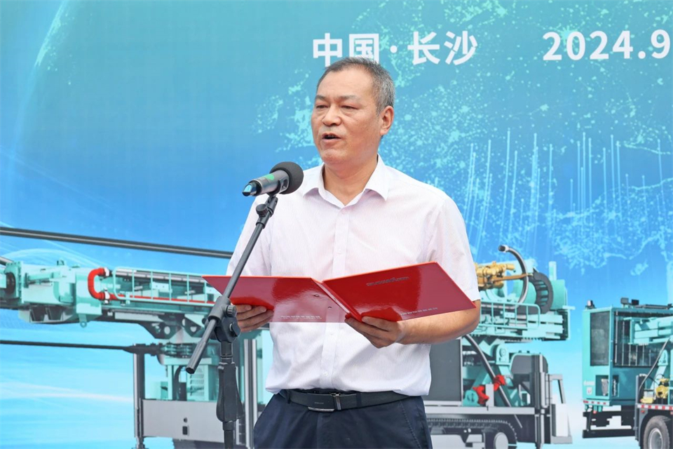 引领绿色科技新篇章！龙8头号玩家智能新能源钻机乐成交付