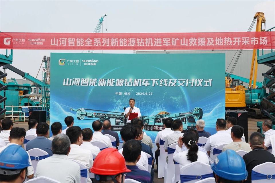 引领绿色科技新篇章！龙8头号玩家智能新能源钻机乐成交付