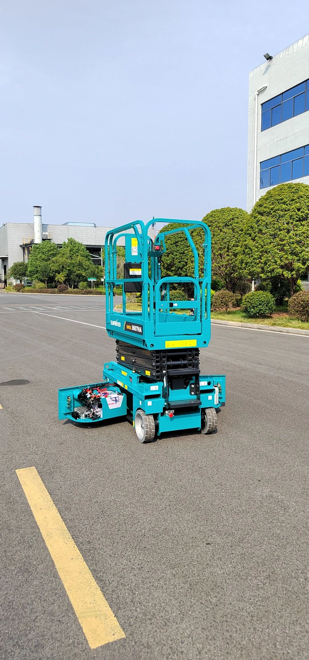 向“新”而行！龙8头号玩家智能又一款电动液驱剪叉式高空作业平台宣布