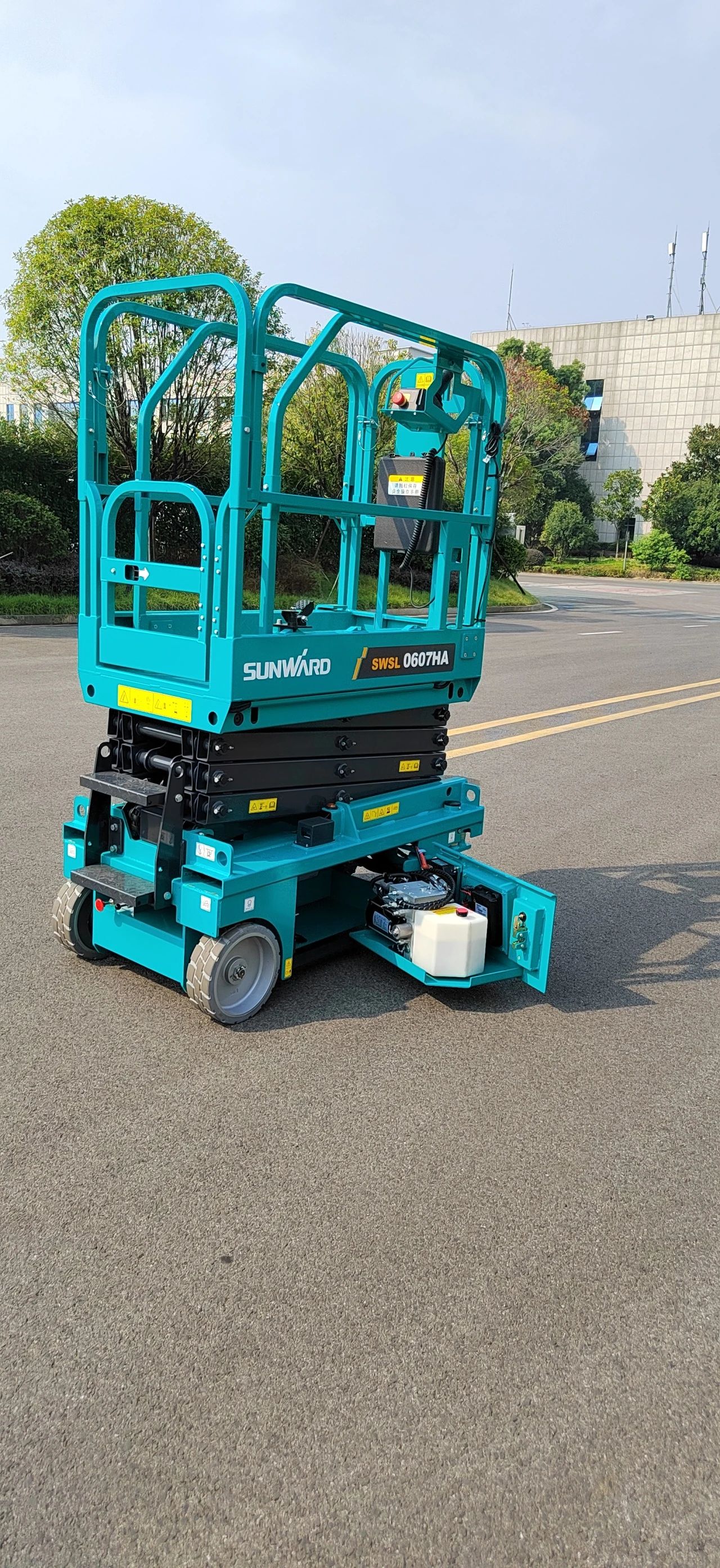 向“新”而行！龙8头号玩家智能又一款电动液驱剪叉式高空作业平台宣布