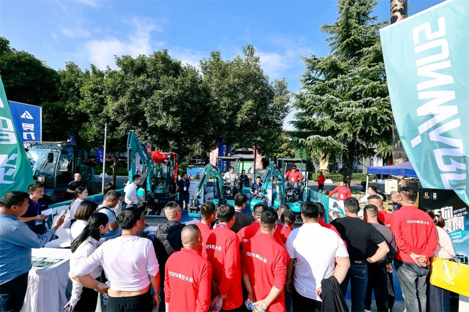 展现“掘”对实力！龙8头号玩家智能亮相2024微挖大会暨小型装备大会