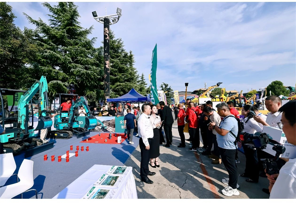 展现“掘”对实力！龙8头号玩家智能亮相2024微挖大会暨小型装备大会