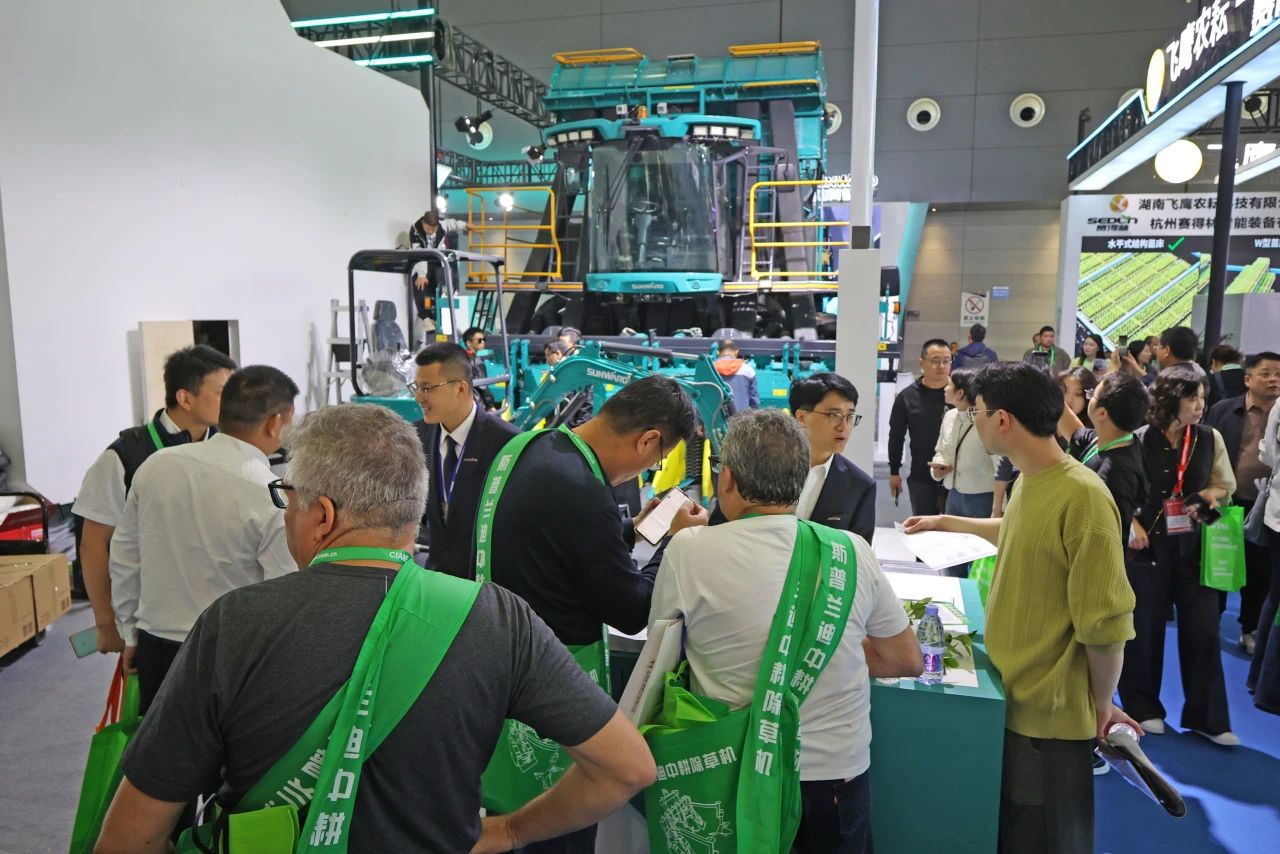 聚焦智能化、无人化！龙8头号玩家智能携多款产品亮相2024中国国际农业机械展