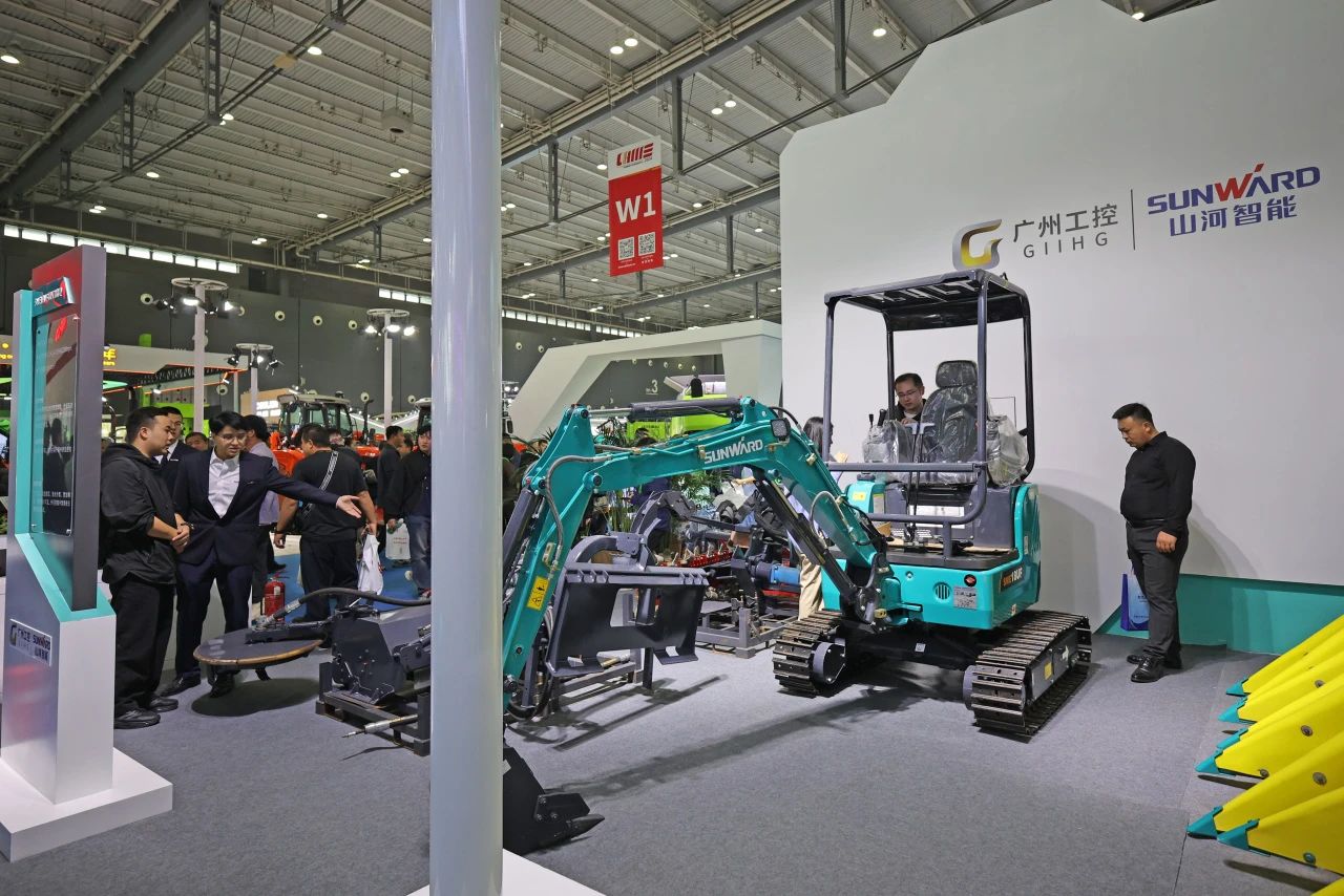 聚焦智能化、无人化！龙8头号玩家智能携多款产品亮相2024中国国际农业机械展