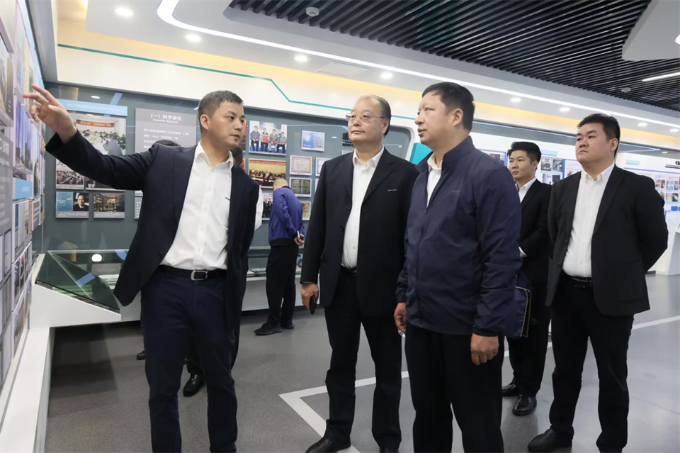 同船出海，，，，，，，共赢未来！中铁九局副总司理刘峻峰一行到访龙8头号玩家智能