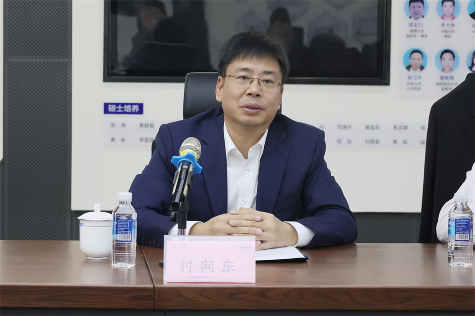 同船出海，，，，，，，共赢未来！中铁九局副总司理刘峻峰一行到访龙8头号玩家智能