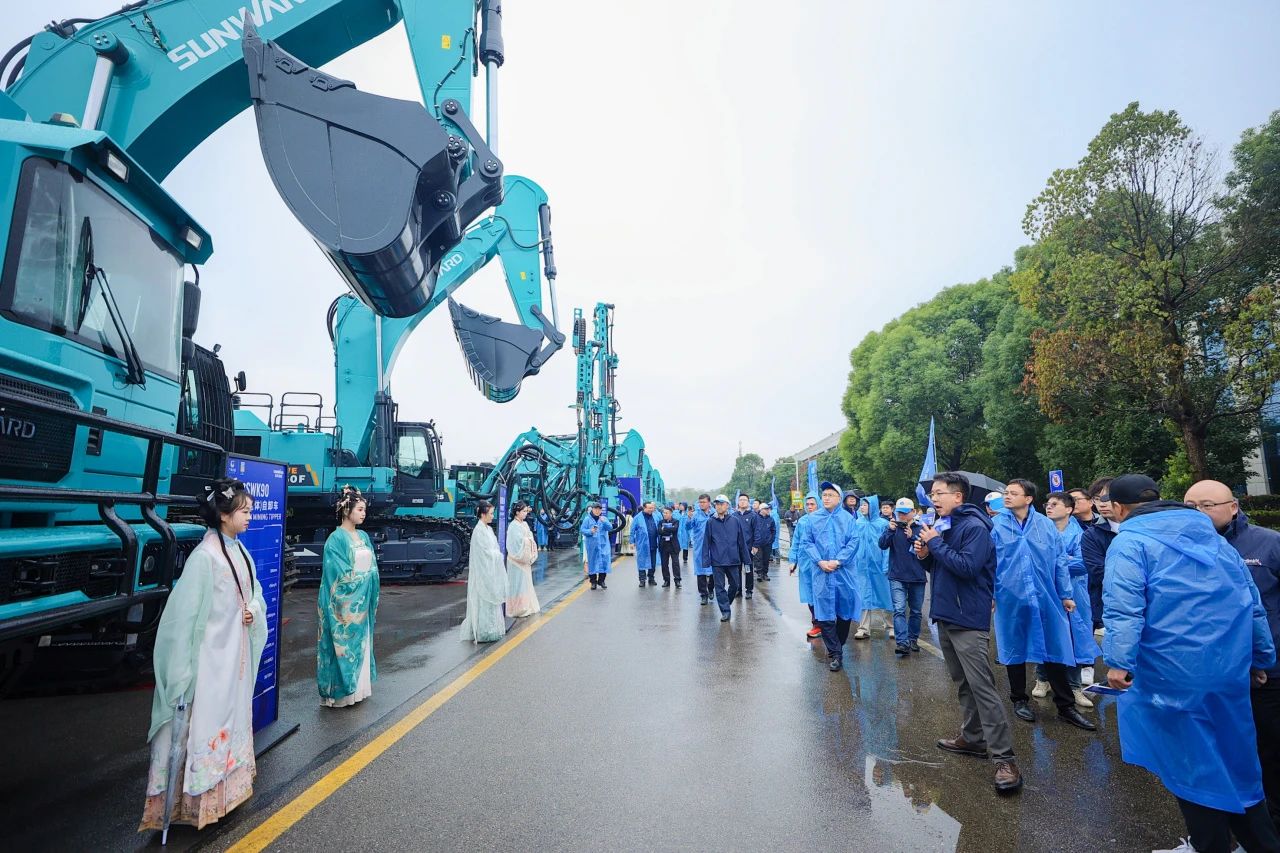 立异引领价值，，，，，理想成绩未来！龙8头号玩家智能25周年庆典暨全球客户节盛大举行