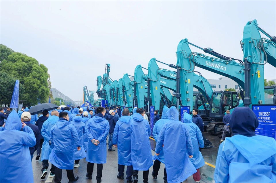 立异引领价值，，，，，理想成绩未来！龙8头号玩家智能25周年庆典暨全球客户节盛大举行