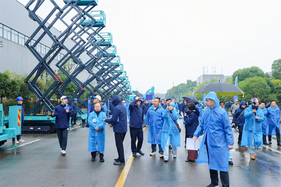 立异引领价值，，，，，理想成绩未来！龙8头号玩家智能25周年庆典暨全球客户节盛大举行