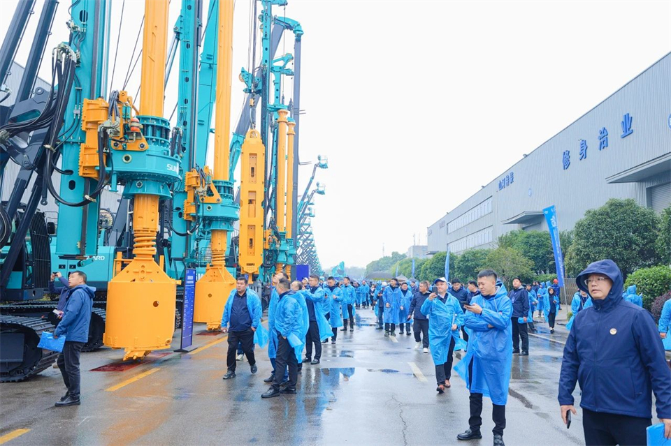 立异引领价值，，，，，理想成绩未来！龙8头号玩家智能25周年庆典暨全球客户节盛大举行