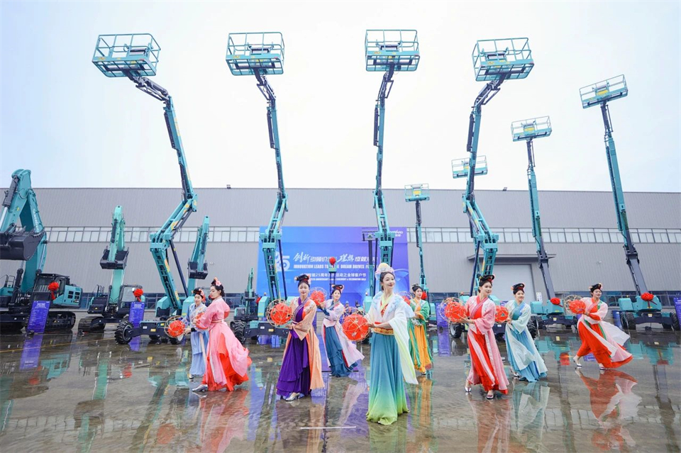 立异引领价值，，，，，理想成绩未来！龙8头号玩家智能25周年庆典暨全球客户节盛大举行