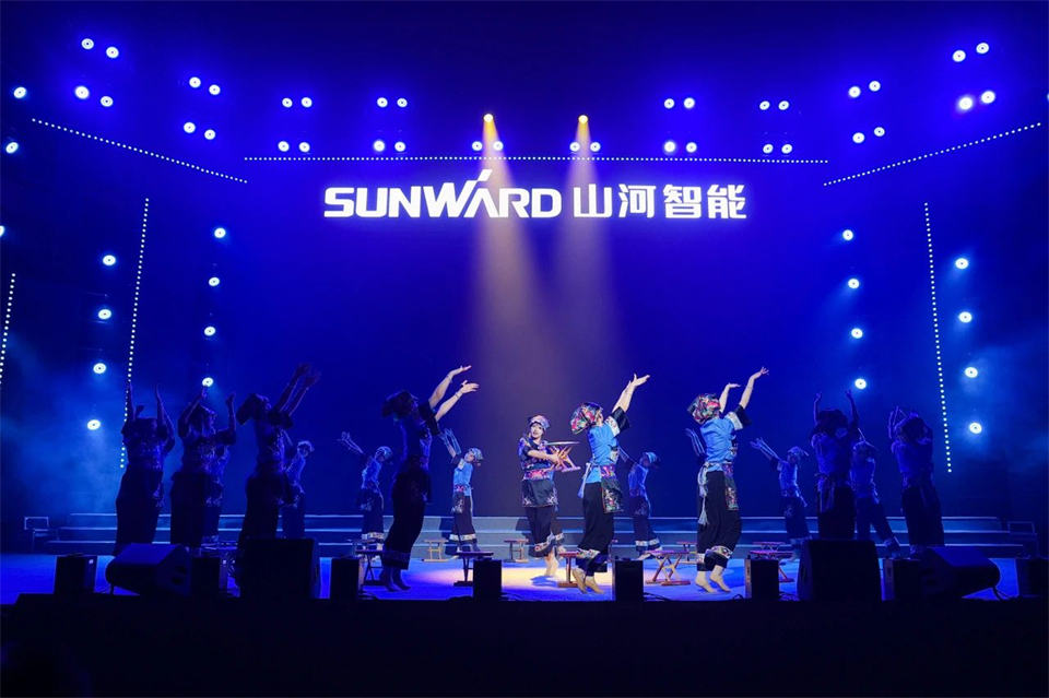 立异引领价值，，，，，理想成绩未来！龙8头号玩家智能25周年庆典暨全球客户节盛大举行