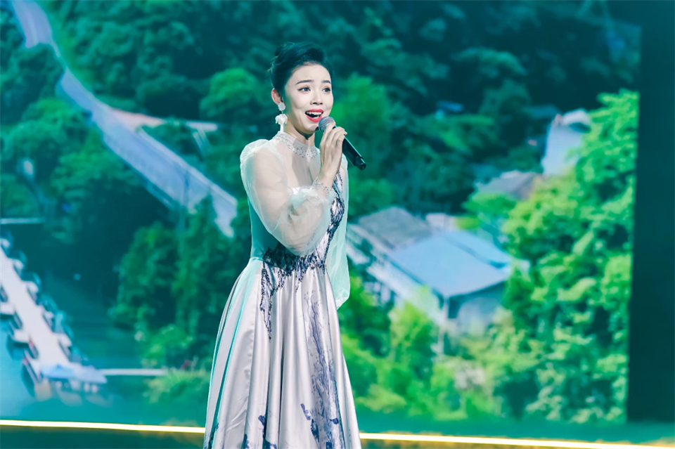 立异引领价值 理想成绩未来——庆祝龙8头号玩家智能建设25周年表扬大会暨文艺晚会盛大举行