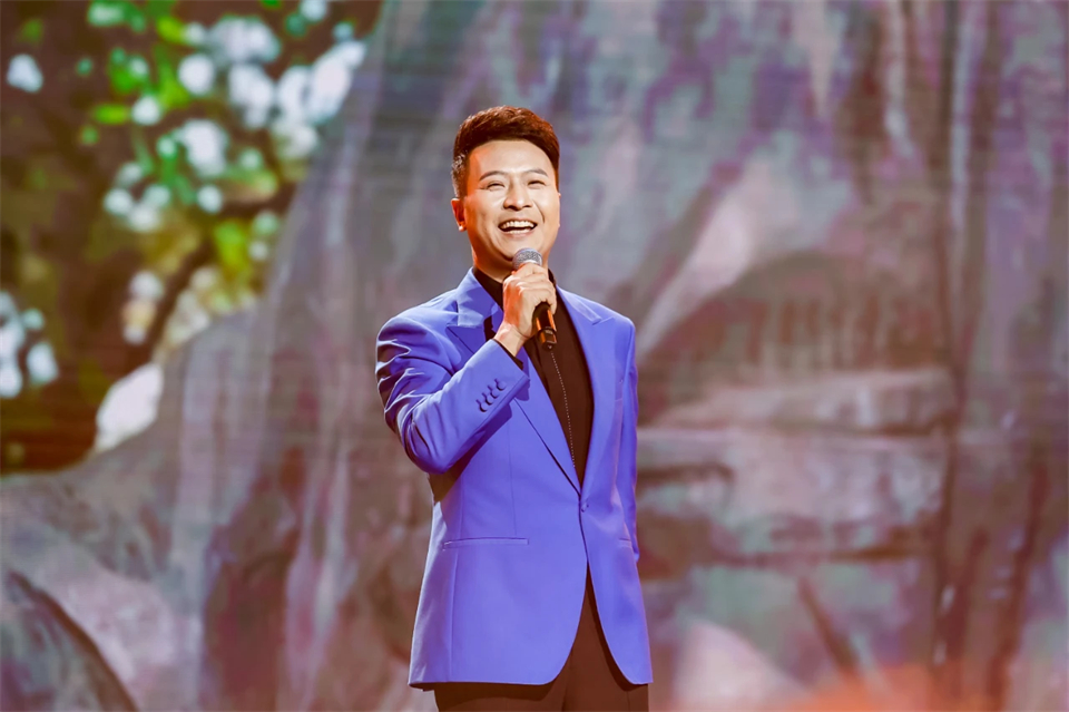 立异引领价值 理想成绩未来——庆祝龙8头号玩家智能建设25周年表扬大会暨文艺晚会盛大举行