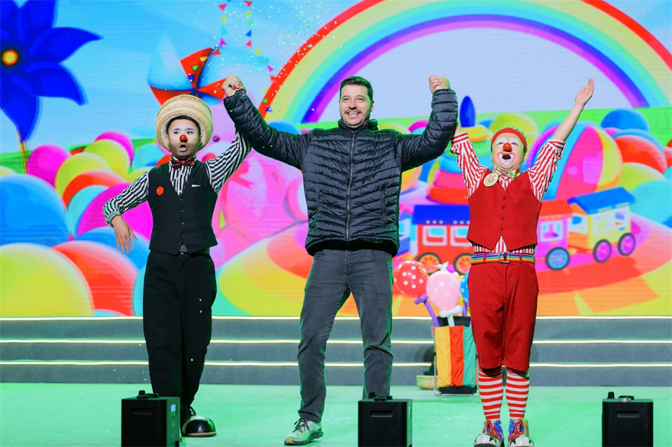 立异引领价值 理想成绩未来——庆祝龙8头号玩家智能建设25周年表扬大会暨文艺晚会盛大举行