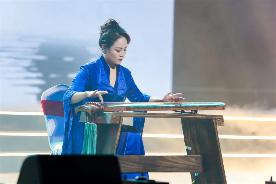 立异引领价值 理想成绩未来——庆祝龙8头号玩家智能建设25周年表扬大会暨文艺晚会盛大举行