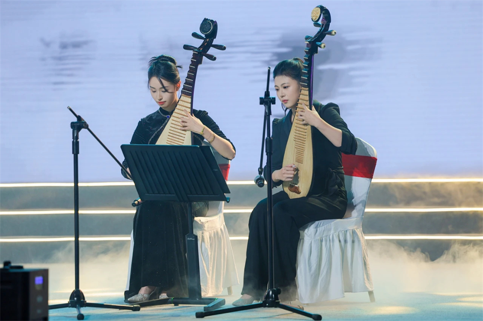 立异引领价值 理想成绩未来——庆祝龙8头号玩家智能建设25周年表扬大会暨文艺晚会盛大举行