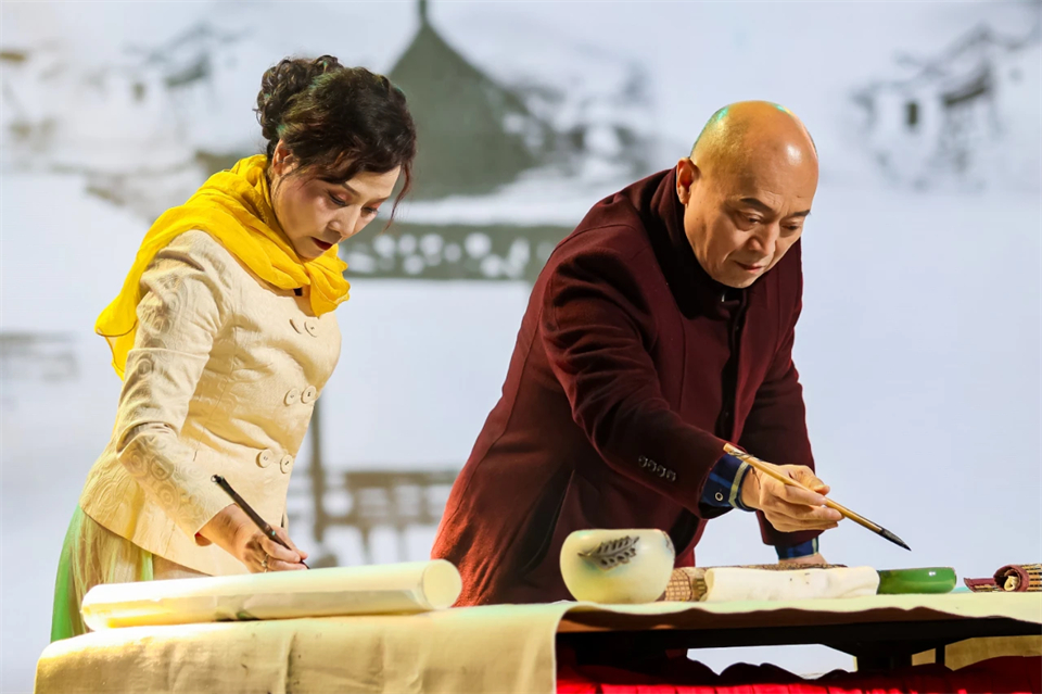 立异引领价值 理想成绩未来——庆祝龙8头号玩家智能建设25周年表扬大会暨文艺晚会盛大举行