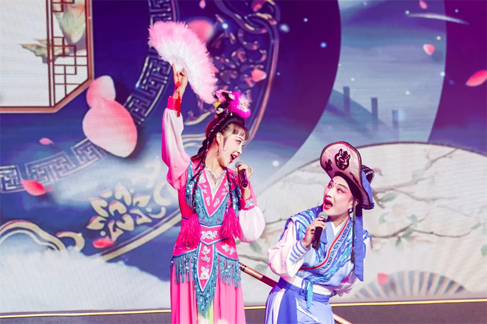 立异引领价值 理想成绩未来——庆祝龙8头号玩家智能建设25周年表扬大会暨文艺晚会盛大举行