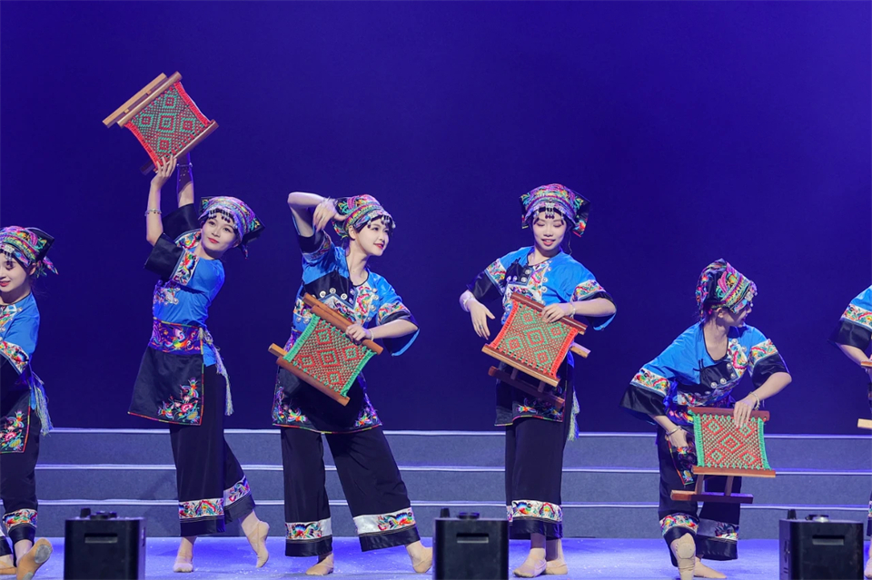 立异引领价值 理想成绩未来——庆祝龙8头号玩家智能建设25周年表扬大会暨文艺晚会盛大举行