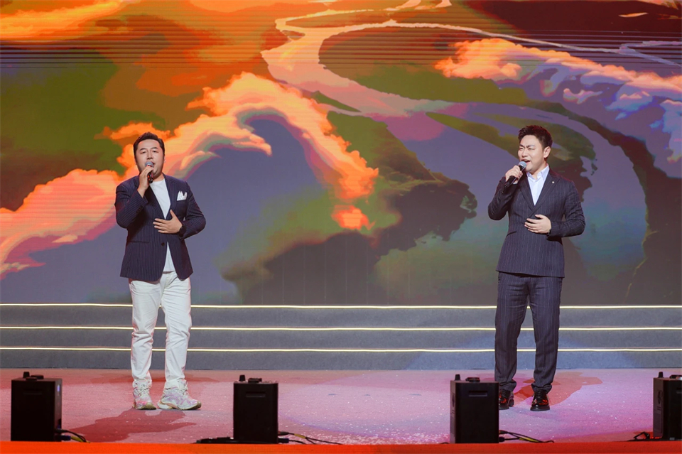 立异引领价值 理想成绩未来——庆祝龙8头号玩家智能建设25周年表扬大会暨文艺晚会盛大举行