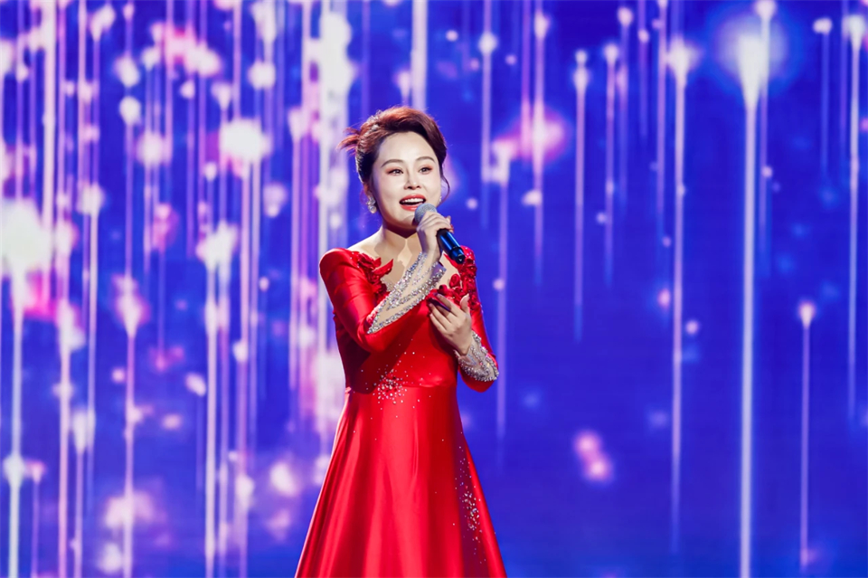 立异引领价值 理想成绩未来——庆祝龙8头号玩家智能建设25周年表扬大会暨文艺晚会盛大举行