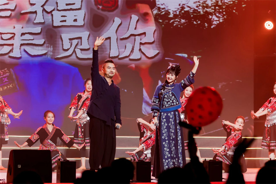 立异引领价值 理想成绩未来——庆祝龙8头号玩家智能建设25周年表扬大会暨文艺晚会盛大举行