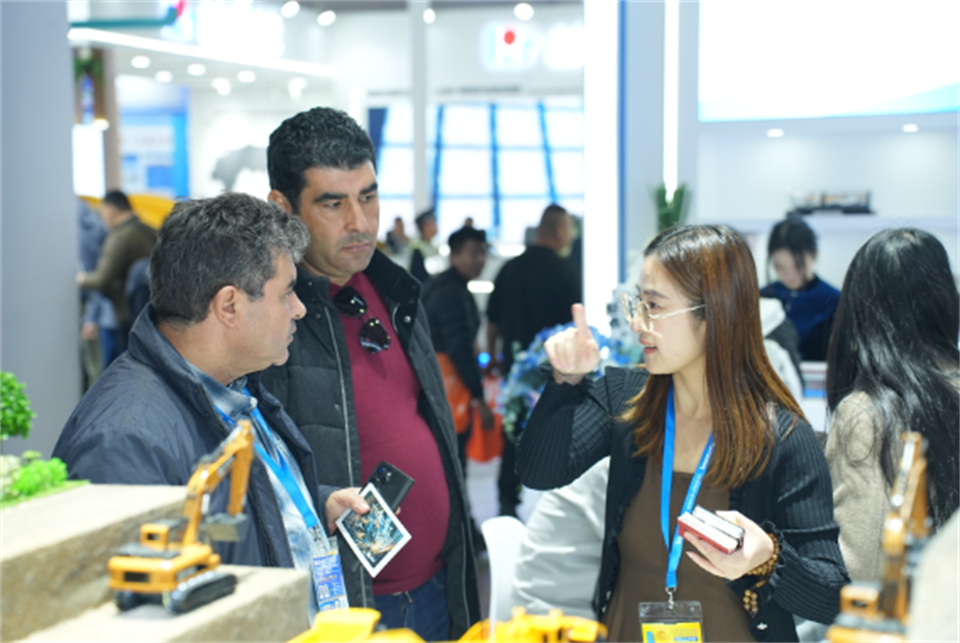 智造空间，，，，，，，价值共生！广州龙8头号玩家精彩亮相2024上海宝马展