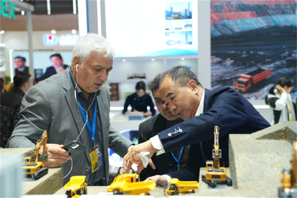 智造空间，，，，，，，价值共生！广州龙8头号玩家精彩亮相2024上海宝马展