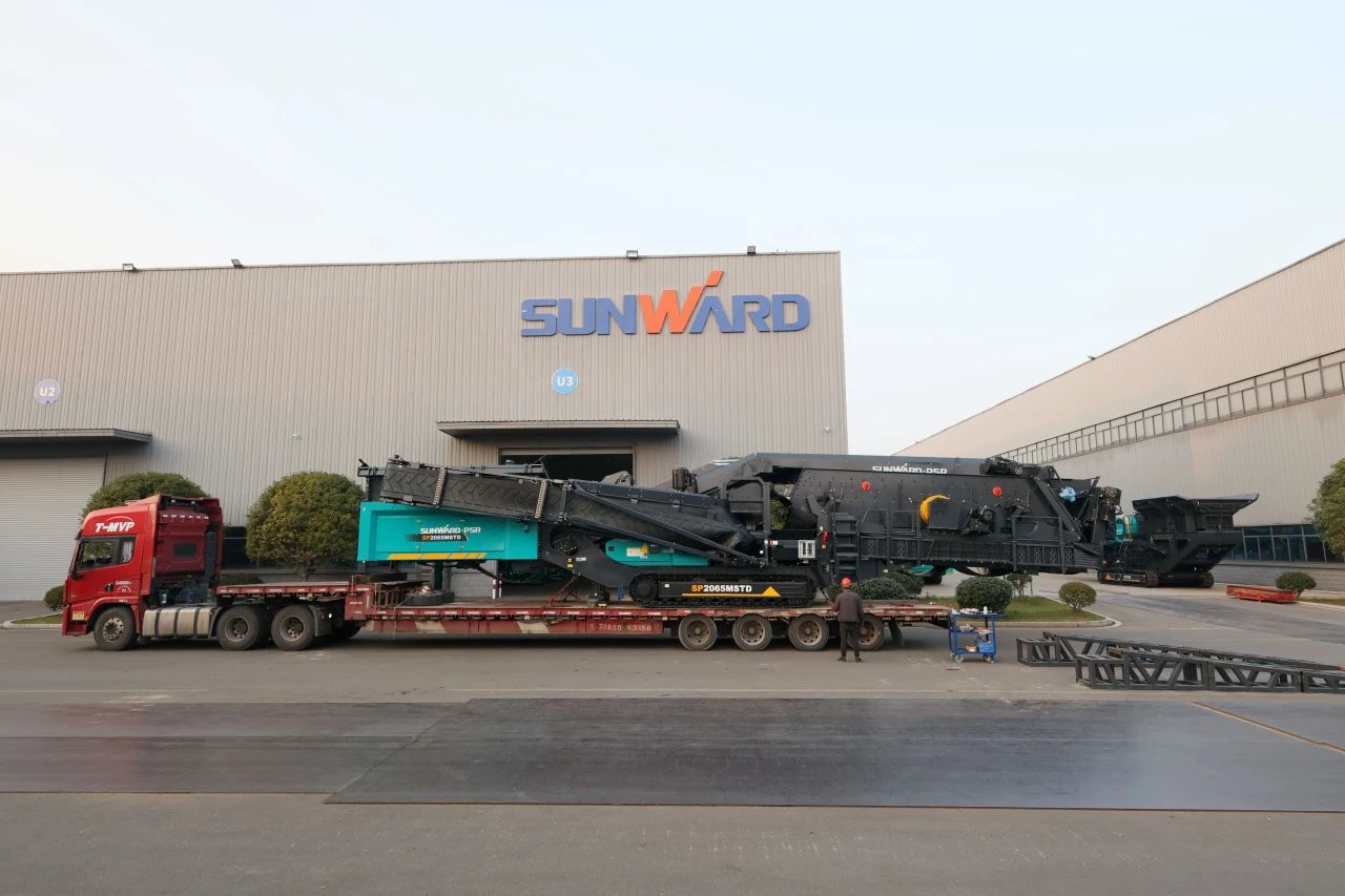 龙8头号玩家普石勒柴电一体移动破碎筛分装备热销外洋