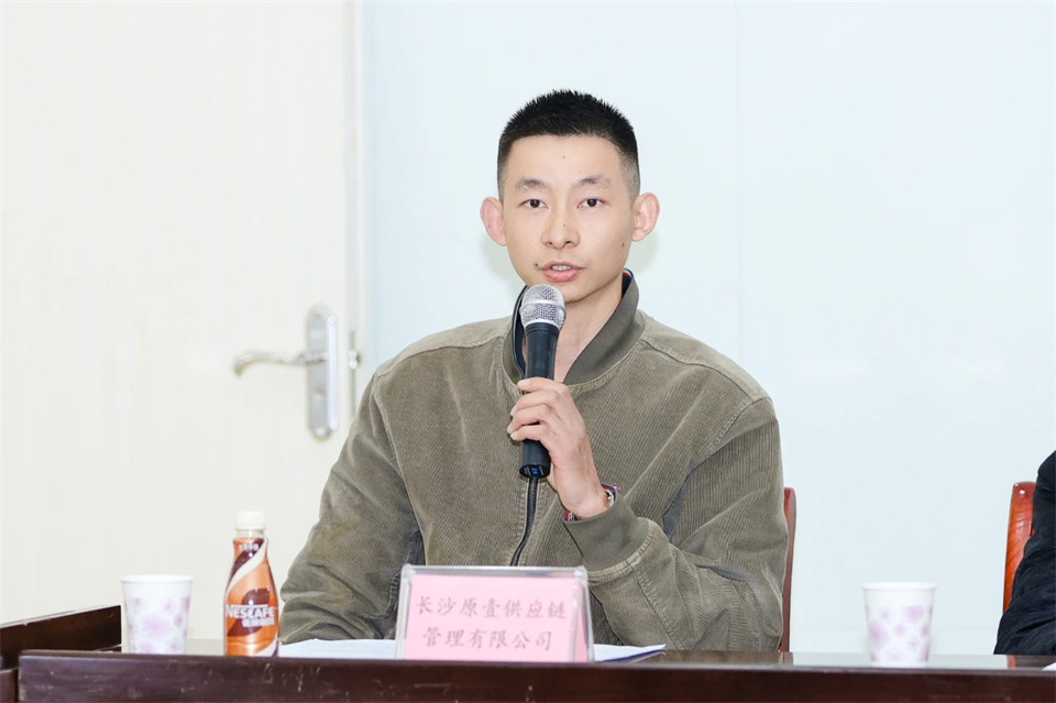 长龙街道、龙8头号玩家智能召开首届年货盛惠暨送春联文化惠民活动事情聚会