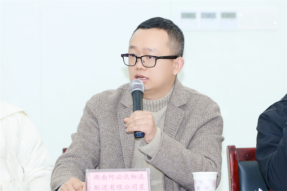 长龙街道、龙8头号玩家智能召开首届年货盛惠暨送春联文化惠民活动事情聚会