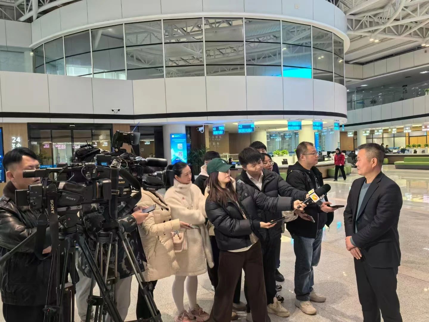 助力长沙经开区高质量生长，，，，，，龙8头号玩家智能喜获四奖项