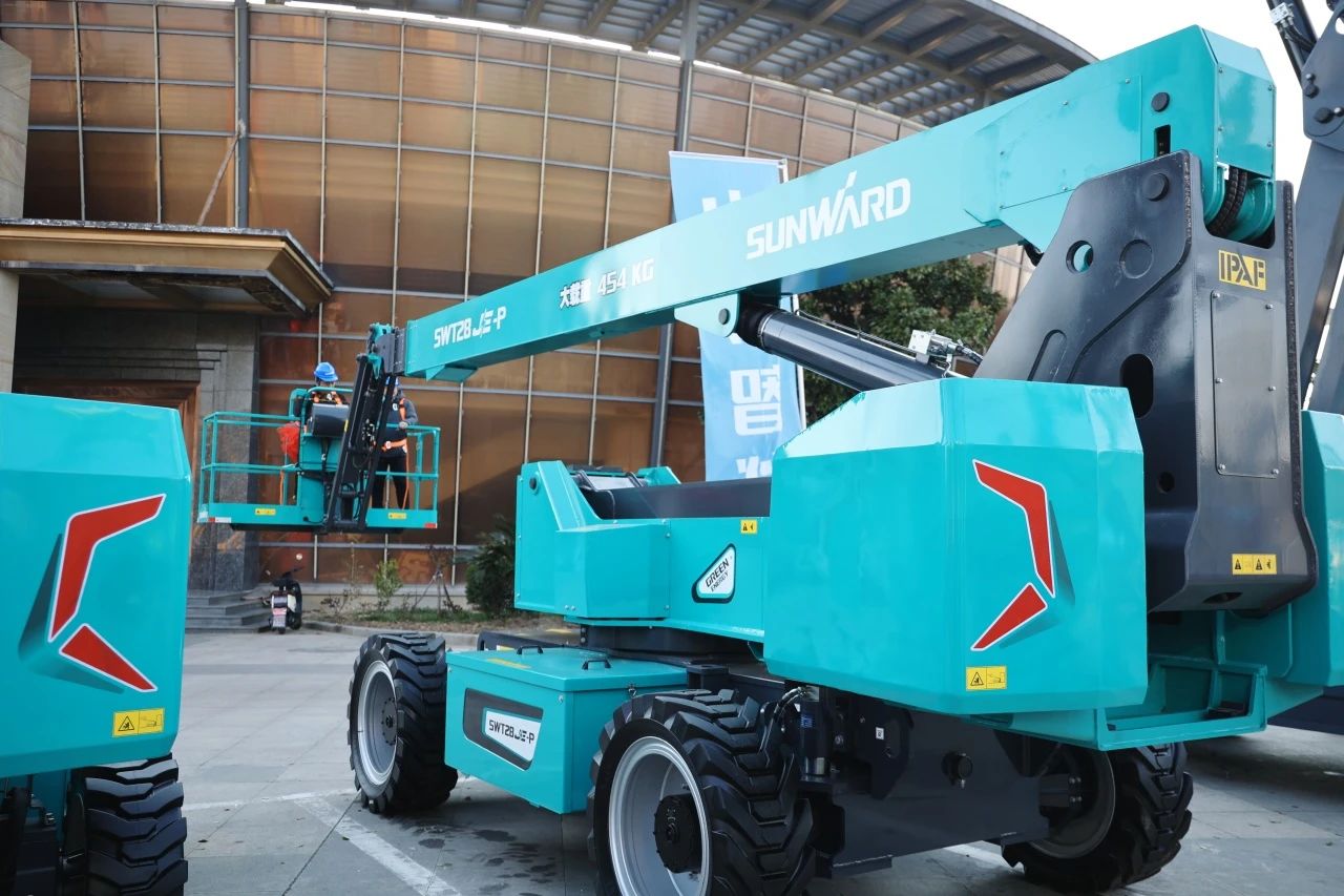 登“高”向“新”，，，，，，，，龙8头号玩家智能亮相第九届天下高空作业平台租赁大会