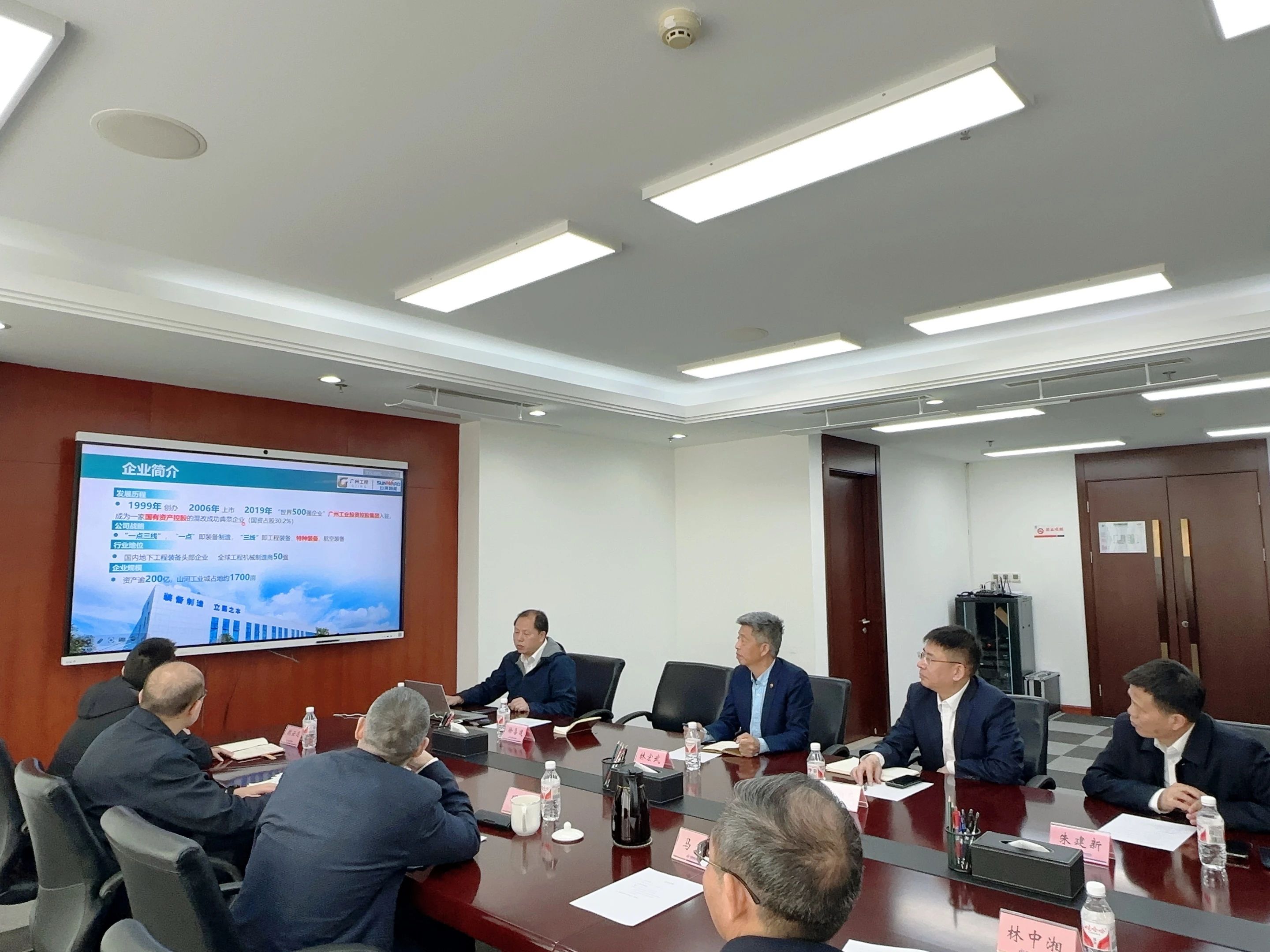 龙8头号玩家智能董事长付向东带队造访中煤地质总局、大地特勘公司