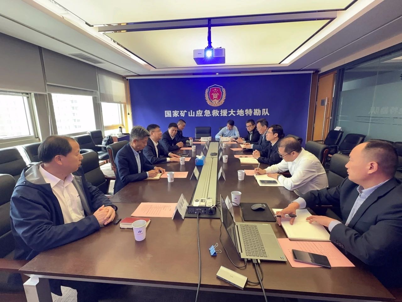 龙8头号玩家智能董事长付向东带队造访中煤地质总局、大地特勘公司