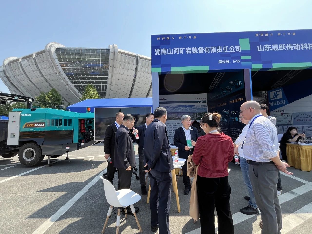 龙8头号玩家矿岩携井下掘进台车亮相苍南矿山井巷机械展