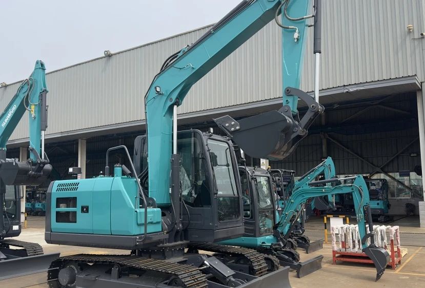 聚焦市场需求，，，，，龙8头号玩家智能三款精品工程液压挖掘机乐成下线