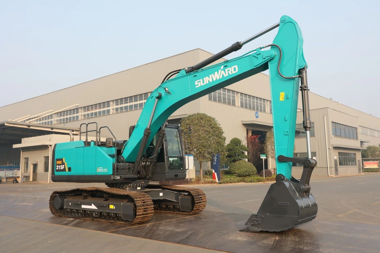 聚焦市场需求，，，，，龙8头号玩家智能三款精品工程液压挖掘机乐成下线