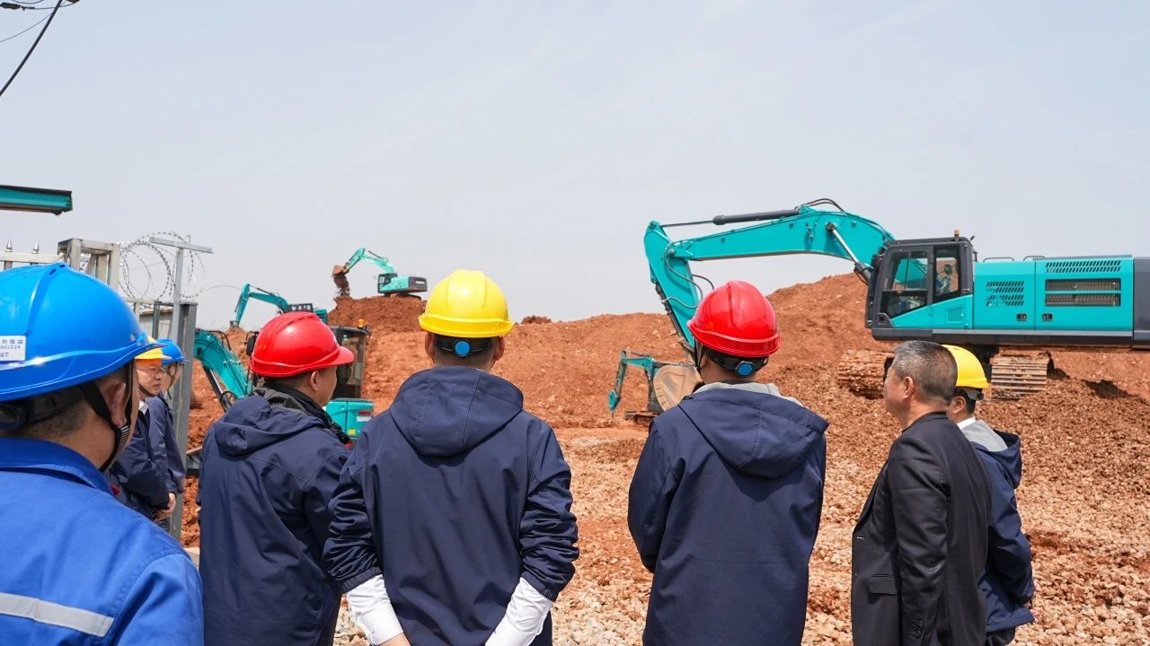 聚焦市场需求，，，，，龙8头号玩家智能三款精品工程液压挖掘机乐成下线