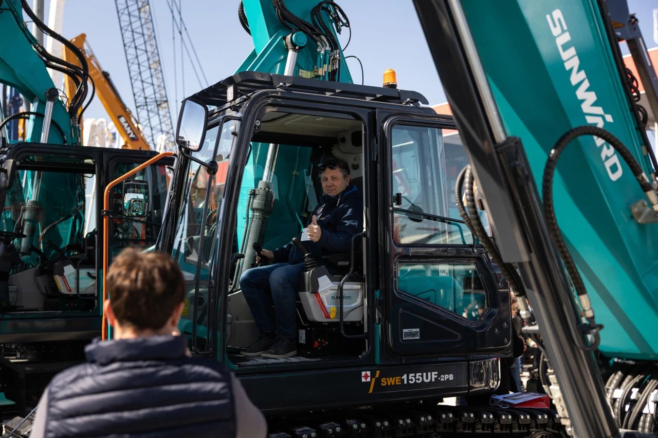 龙8头号玩家智能董事长付向东：以绿色智造与全球战略解锁中国工程机械的进阶密码