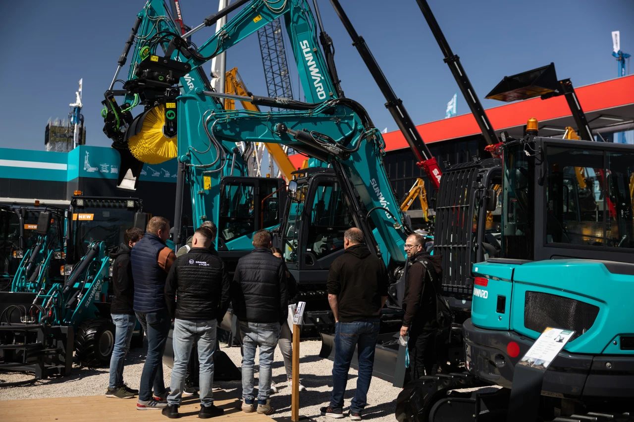 龙8头号玩家智能董事长付向东：以绿色智造与全球战略解锁中国工程机械的进阶密码