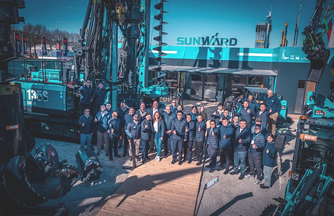 龙8头号玩家智能董事长付向东：以绿色智造与全球战略解锁中国工程机械的进阶密码