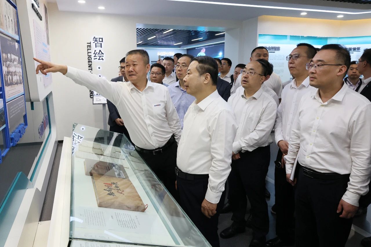 天能控股集团党委书记、董事长张天任率队到访龙8头号玩家智能