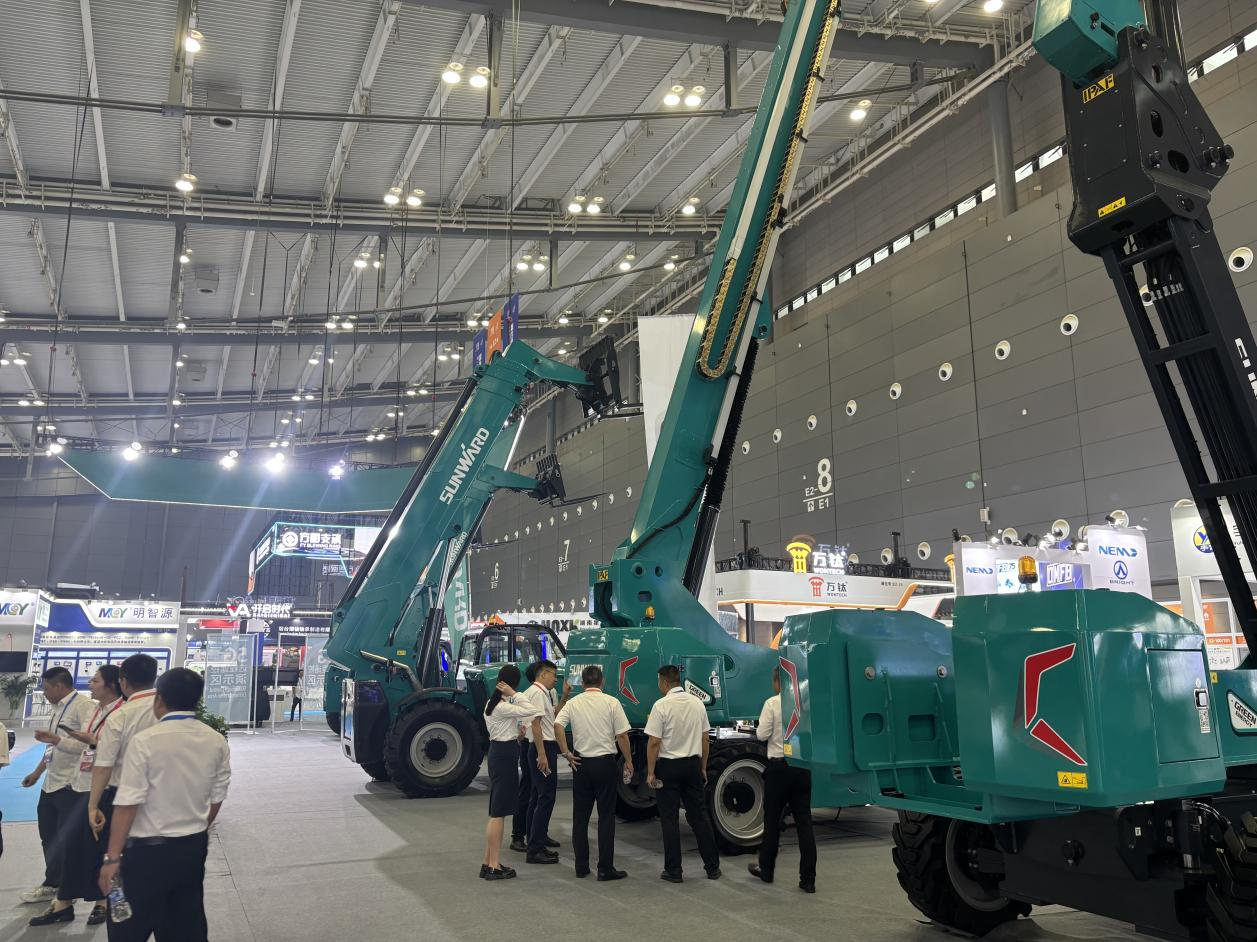 2025 CICEE | 龙8头号玩家智能SWT34JE-P电动直臂式高空作业平台重磅宣布！