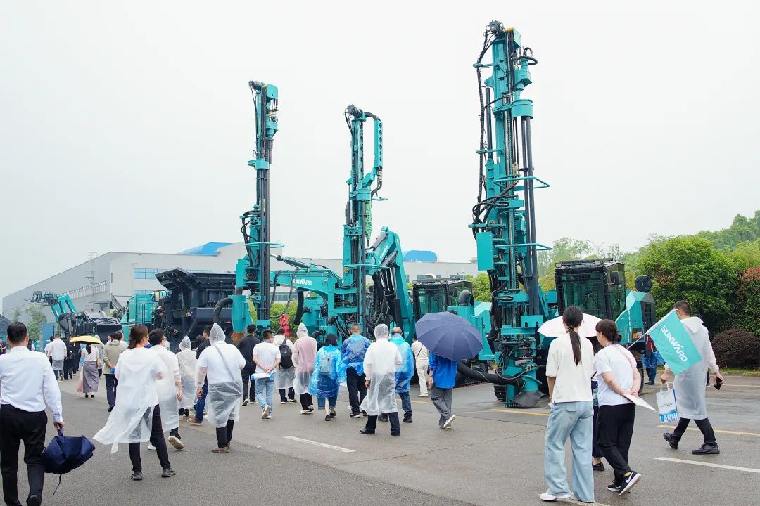 2025 CICEE | 为客户创立价值，，，，，，，，龙8头号玩家智能客户交流会圆满举行