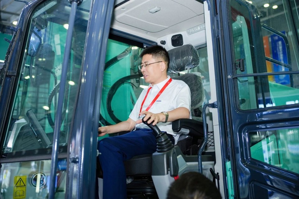 2025 CICEE | 龙8头号玩家智能实力闪灼2025长沙国际工程机械展