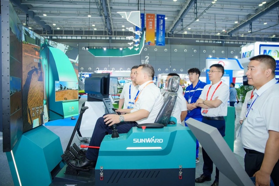 2025 CICEE | 龙8头号玩家智能实力闪灼2025长沙国际工程机械展